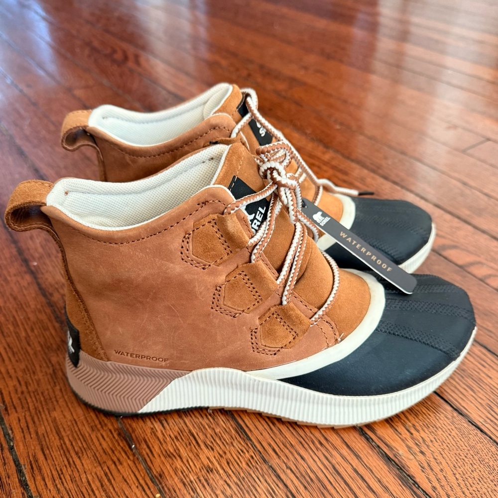 New Sorel out and about snow boots size 6.5